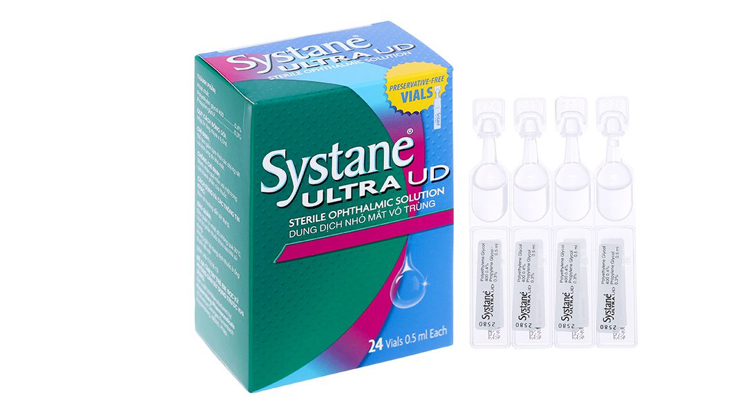 Nước mắt nhân tạo Systane Ultra có thành phần chính là Polyethylene Glycol 400 và Propylene Glycol, hai chất nhầy giúp giữ nước và ngăn ngừa các hạt bụi bám vào mắt.